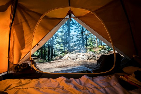 Comment organiser un camping pour une expédition en haute montagne avec des adolescents?