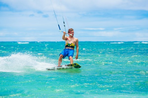 Où trouver les meilleures plages pour pratiquer le kitesurf à Zanzibar?